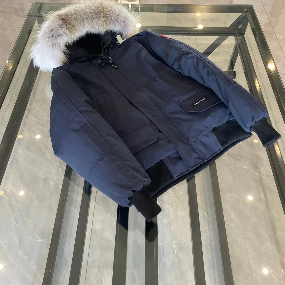 P760 Canada goose/Canada Goose 01 Couple Expedition Parka Down Jacket, authentic original version, you need to compare with the original to check it out at any time, all accessories are customized from the original factory 💯The softness and hardness of the fabric is compared with the original, and it can be restored by kneading at will (fabric misunderstanding: Fabrics with high hardness are not waterproof. Only when you buy the latest authentic version this year will you notice the softness and comfort of the fabric) 💯The down is synchronized with the authentic white duck down, fluffy and not lumpy. Electronically controlled velvet filling machine 💯Customized zippers with authentic YKK military-grade copper core zipper pullers, high hardness and no jamming 💯The fur collar is purchased from Western Canada coyote skin original customization 💯All workmanship and wiring are controlled by workers with more than ten years of experience. They must be horizontal and vertical, and are not allowed to twist. The inner wiring density is more sophisticated. Feel free to compare 💯Big goose label Collar label Washed label Hangtag Zipper cord Pocket label Back label, collar velvet, Velcro fasteners, cuffs, all details are updated simultaneously with genuine products. The best version, the most complete color matching, all kinds of battle products. Color: off-white, black, charcoal gray, navy blue, red, blue. Size: XS-XXL